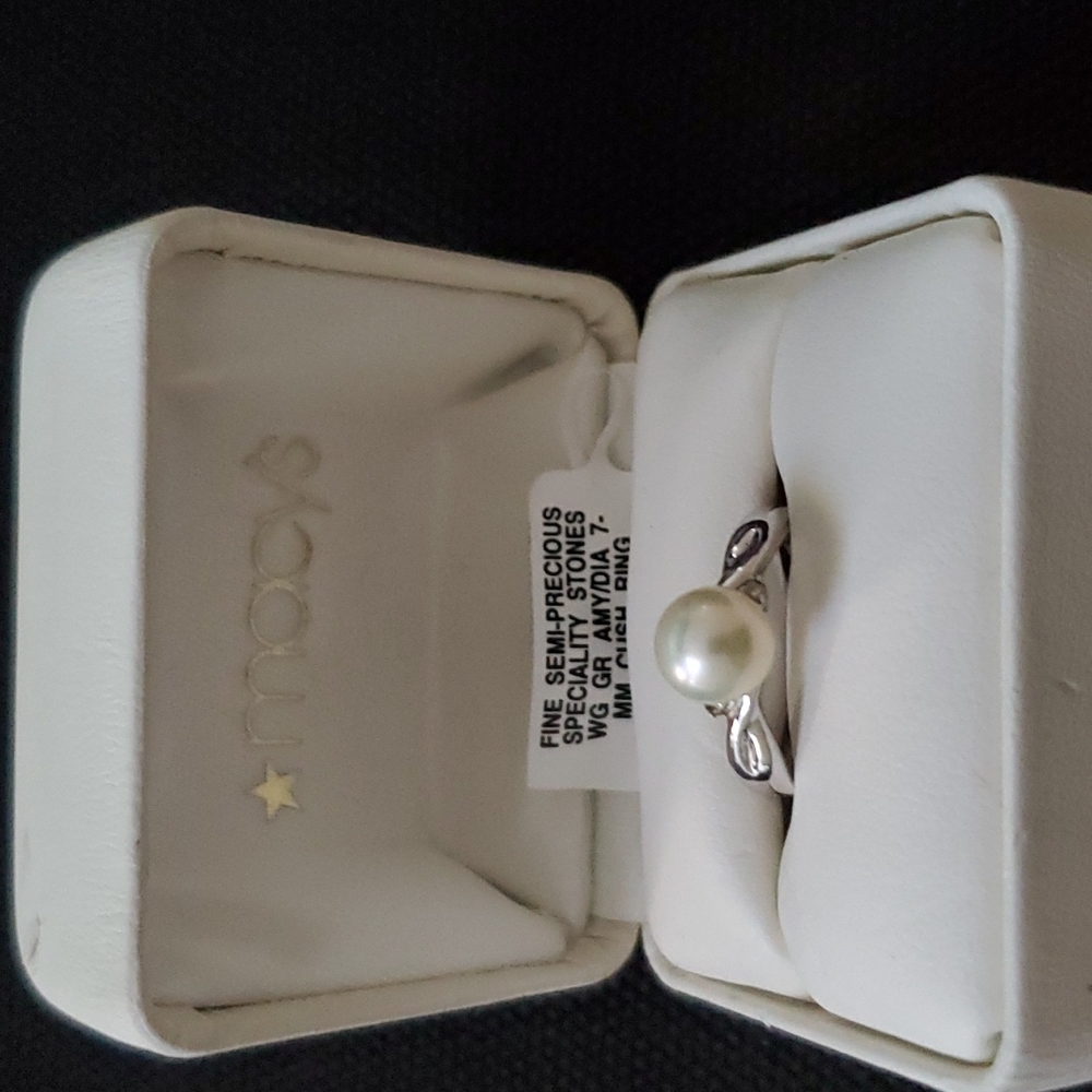 Macys Pearl 7MM and Diamond 14k White Gold Ring - Size 6 EUC